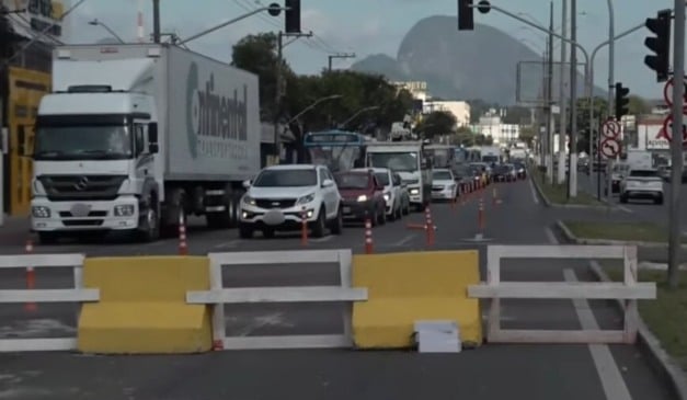 trânsito na avenida carlos lindenberg
