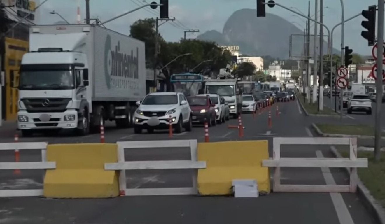 trânsito na avenida carlos lindenberg