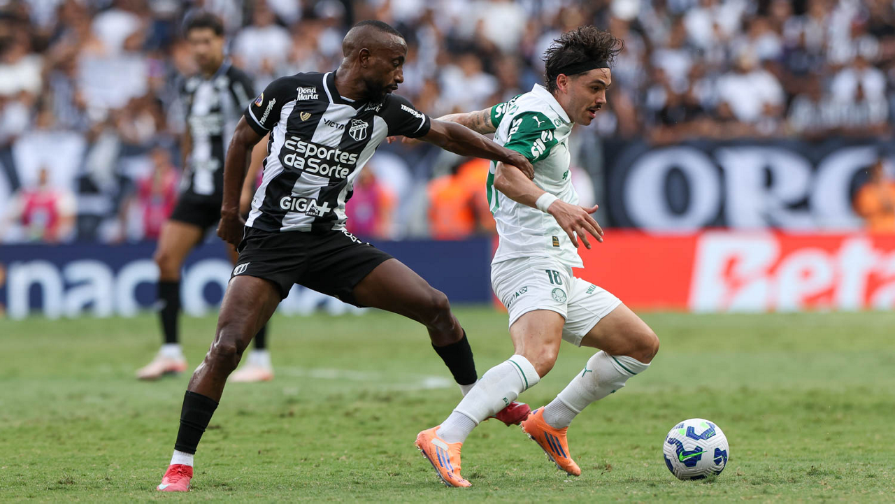 O jogador Mauricio, da SE Palmeiras, disputa bola com o jogador do Ceará SC, durante partida válida pela trigésima oitava rodada, do Campeonato Brasileiro, Série A, na Arena Castelão. (Foto: Cesar Greco/Palmeiras/by Canon)