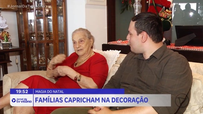 Famílias decoram as casas para as festas de Natal