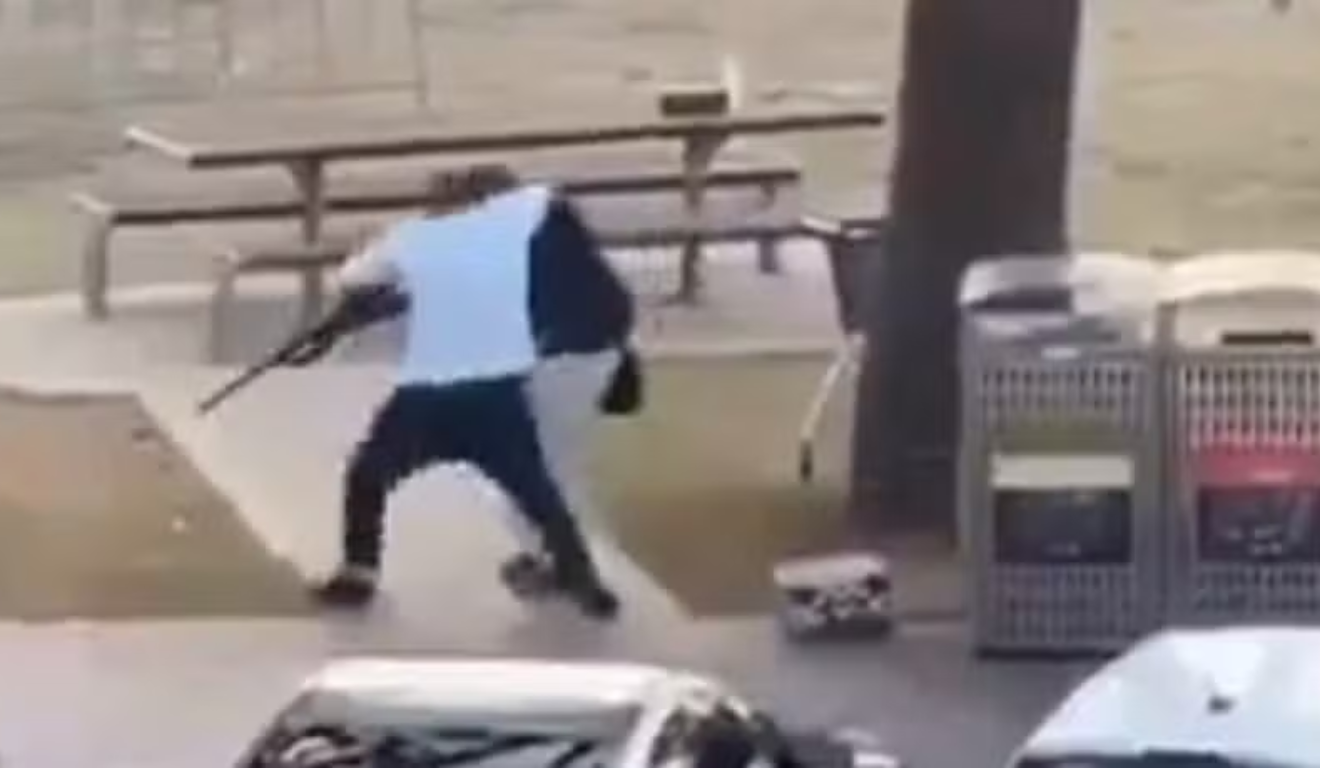 Momento de pânico após ataque a tiros na praia de Bondi, durante celebração de Hanukkah, que deixou 12 mortos e dezenas de feridos/Redes Sociais Momento de pânico após ataque a tiros na praia de Bondi, durante celebração de Hanukkah, que deixou 12 mortos e dezenas de feridos/Redes Sociais