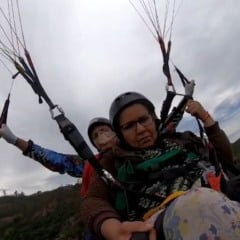 A dona de casa paraplégica Hormi dos Anjos Tadino, 61, voou de parapente pela primeira vez. Foto: Reprodução/vídeo