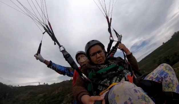 A dona de casa paraplégica Hormi dos Anjos Tadino, 61, voou de parapente pela primeira vez. Foto: Reprodução/vídeo