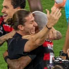 BRASILEIRÃO/FLAMENGO X CEARÁ - ESPORTES - O técnico Filipe Luís, do Flamengo, comemora com seus jogadores o título do Campeonato Brasileiro 2025 após a vitória por 1 a 0 diante do Ceará, realizada no estádio do Maracanã, no Rio de Janeiro, na noite desta quarta-feira (3). Com o resultado, o Flamengo chegou a 78 pontos a uma rodada do fim do torneio e não pode mais ser alcançado. Foto: MAGA JR/AGÊNCIA F8/ESTADÃO CONTEÚDO