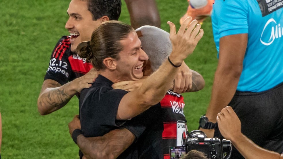 BRASILEIRÃO/FLAMENGO X CEARÁ - ESPORTES - O técnico Filipe Luís, do Flamengo, comemora com seus jogadores o título do Campeonato Brasileiro 2025 após a vitória por 1 a 0 diante do Ceará, realizada no estádio do Maracanã, no Rio de Janeiro, na noite desta quarta-feira (3). Com o resultado, o Flamengo chegou a 78 pontos a uma rodada do fim do torneio e não pode mais ser alcançado. Foto: MAGA JR/AGÊNCIA F8/ESTADÃO CONTEÚDO