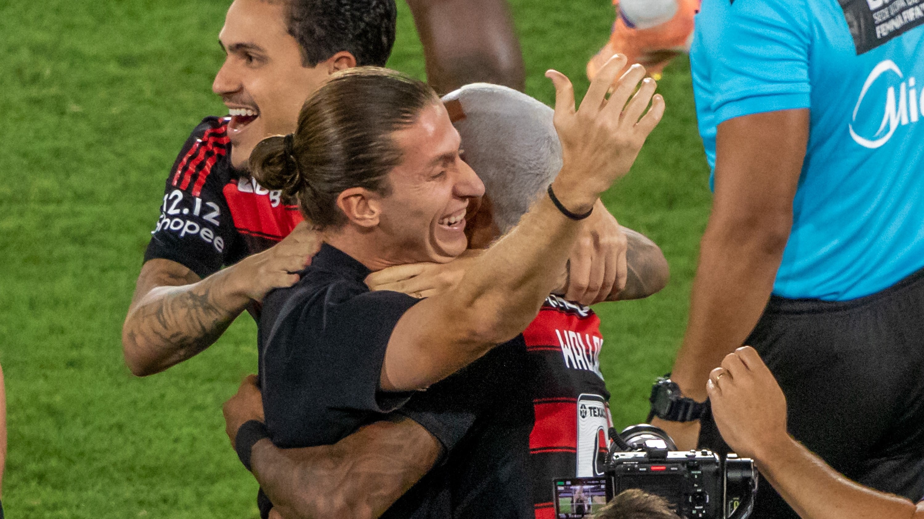 BRASILEIRÃO/FLAMENGO X CEARÁ - ESPORTES - O técnico Filipe Luís, do Flamengo, comemora com seus jogadores o título do Campeonato Brasileiro 2025 após a vitória por 1 a 0 diante do Ceará, realizada no estádio do Maracanã, no Rio de Janeiro, na noite desta quarta-feira (3). Com o resultado, o Flamengo chegou a 78 pontos a uma rodada do fim do torneio e não pode mais ser alcançado. Foto: MAGA JR/AGÊNCIA F8/ESTADÃO CONTEÚDO