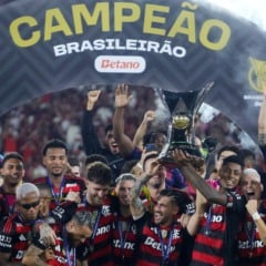 BRASILEIRÃO/FLAMENGO X CEARÁ - ESPORTES - Jogadores do Flamengo comemoram o título do Campeonato Brasileiro 2025 após a vitória por 1 a 0 diante do Ceará, realizada no estádio do Maracanã, no Rio de Janeiro, na noite desta quarta-feira (3). Com o resultado, o Flamengo chegou a 78 pontos a uma rodada do fim do torneio e não pode mais ser alcançado. Foto: PEDRO KIRILOS/ESTADÃO CONTEÚDO AGE20251203020 - 03/12/2025 - 23:55