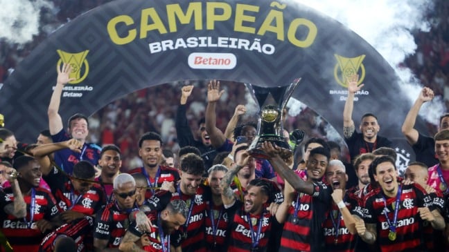 BRASILEIRÃO/FLAMENGO X CEARÁ - ESPORTES - Jogadores do Flamengo comemoram o título do Campeonato Brasileiro 2025 após a vitória por 1 a 0 diante do Ceará, realizada no estádio do Maracanã, no Rio de Janeiro, na noite desta quarta-feira (3). Com o resultado, o Flamengo chegou a 78 pontos a uma rodada do fim do torneio e não pode mais ser alcançado. Foto: PEDRO KIRILOS/ESTADÃO CONTEÚDO AGE20251203020 - 03/12/2025 - 23:55