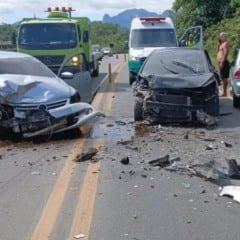 Acidente com três carros e duas pessoas feridas na BR-101, em Ibiraçu