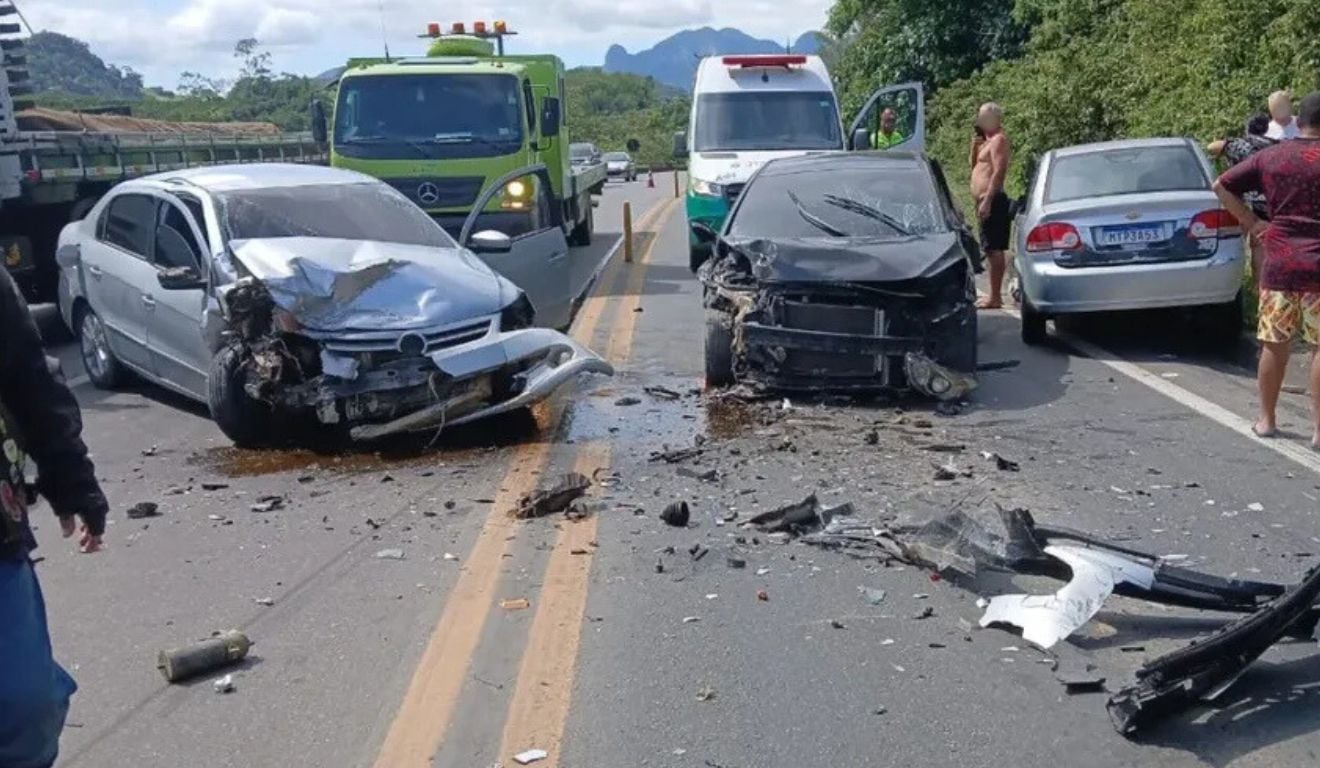 Acidente com três carros e duas pessoas feridas na BR-101, em Ibiraçu