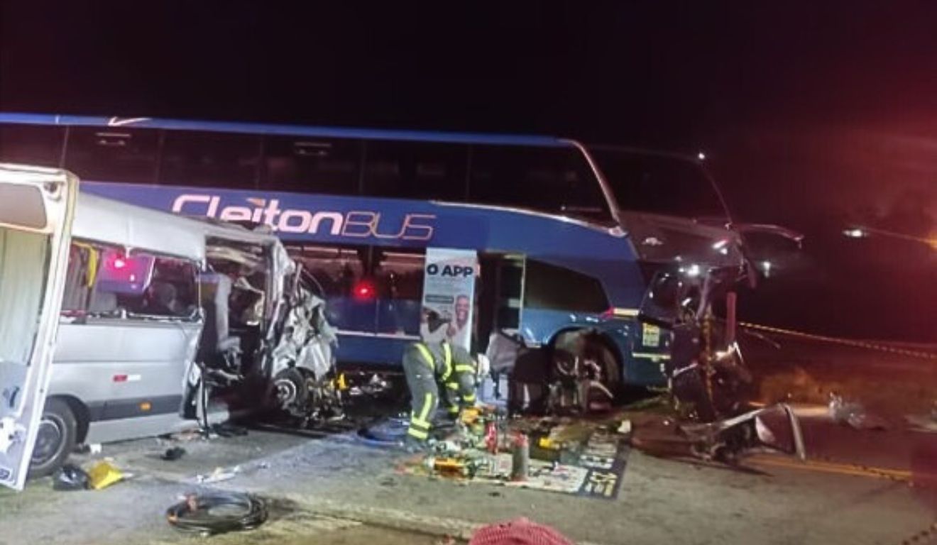 Acidente com van e ônibus com torcedores do Corinthians deixa 3 mortos em Ibatiba