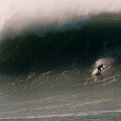 Aninha Dagostini, de 13 anos, surfa das ondas gigantes de Nazaré, em Portugal.