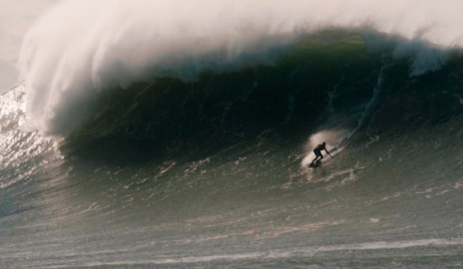 Aninha Dagostini, de 13 anos, surfa das ondas gigantes de Nazaré, em Portugal.
