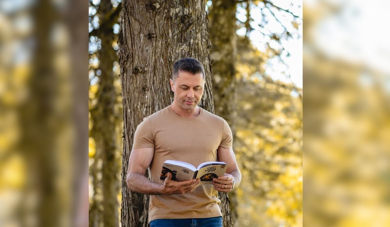 Junior Rostirola, pastor evangélico e autor do best-seller 'Café com Deus Pai'. Foto: @juniorrostirola via Instagram Junior Rostirola, pastor evangélico e autor do best-seller 'Café com Deus Pai'. Foto: @juniorrostirola via Instagram
