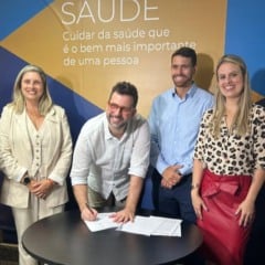 Assinatura do contrato para o Agora Tem Especialistas. Imagem: Folha Vitória