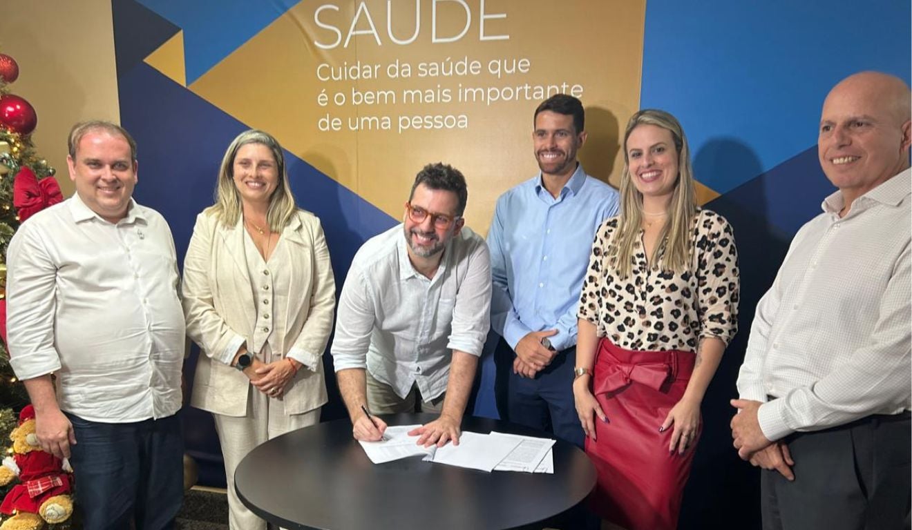 Assinatura do contrato para o Agora Tem Especialistas. Imagem: Folha Vitória Assinatura do contrato para o Agora Tem Especialistas. Imagem: Folha Vitória