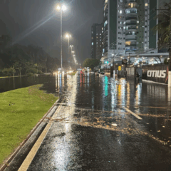 Avenida Norte-Sul alagada nos dois sentidos em Jardim Camburi