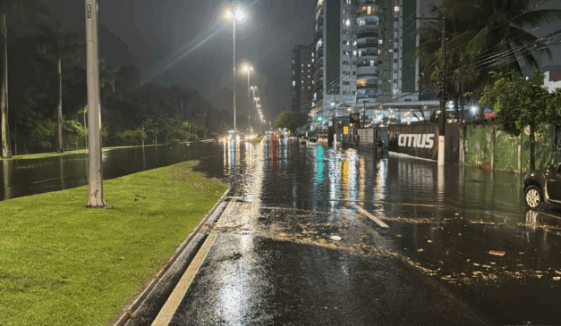 Avenida Norte-Sul alagada nos dois sentidos em Jardim Camburi