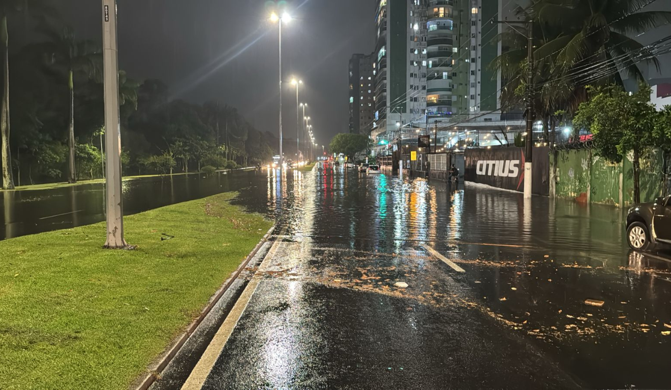Avenida Norte-Sul alagada nos dois sentidos em Jardim Camburi