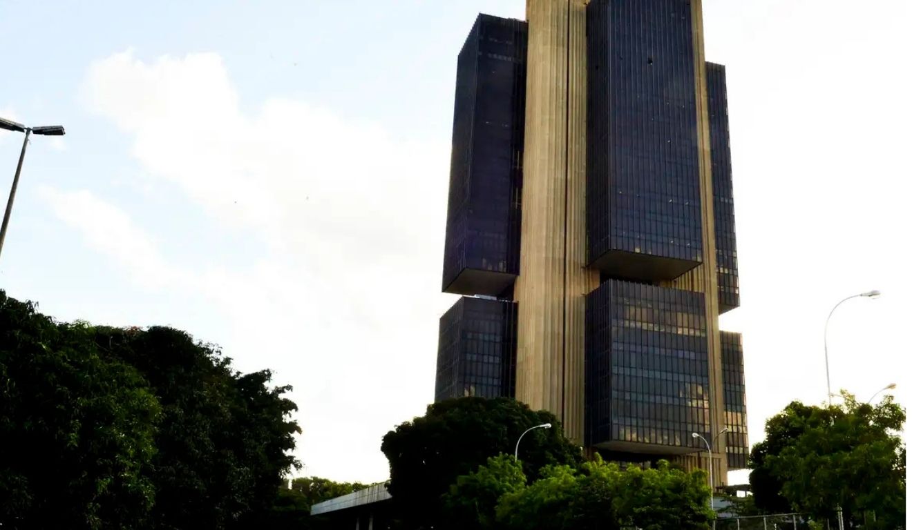 Alta dos juros do crédito pessoal e do cartão rotativo encarece o endividamento e pressiona o orçamento das famílias, segundo dados do Banco Central. Foto: Marcello Casal Jr/Agência Brasil Alta dos juros do crédito pessoal e do cartão rotativo encarece o endividamento e pressiona o orçamento das famílias, segundo dados do Banco Central. Foto: Marcello Casal Jr/Agência Brasil