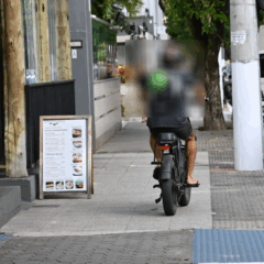 Pode isso? Ciclistas usam bikes elétricas em calçada e ignoram ciclovia na Praia do Canto