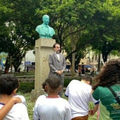 Bustos restaurados na Praça Costa Pereira ganham vida com atores