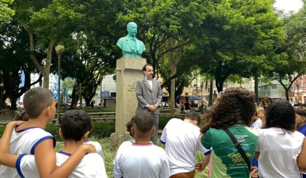 Bustos restaurados na Praça Costa Pereira ganham vida com atores