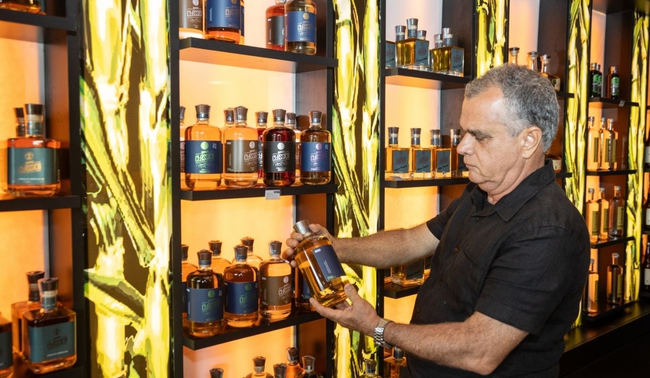 A Dose Clássica é uma cachaça de alambique com diferenciais como levedura própria e exclusiva; sem uso de água na diluição do teor alcóolico e sistema de fogo direto. Foto: Divulgação