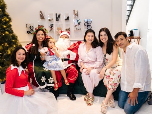 O clima natalino invadiu a cidade e Noel já circula pela Praia do Canto