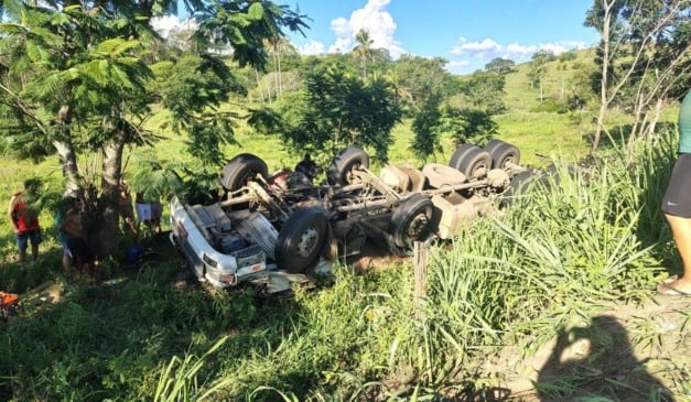 Caminhão de abacaxi tombou e caiu de ribanceira em Cachoeiro (Foto: Redes Sociais)