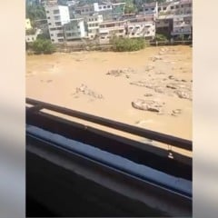 Corpo foi encontrado entre pedras no Rio Itapemirim (Foto: Redes Sociais)