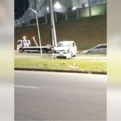 Carro capotou e bateu em poste no bairro São Patrício, na Serra - Foto: Redes Sociais