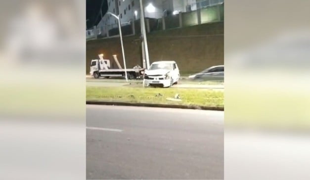 Carro capotou e bateu em poste no bairro São Patrício, na Serra - Foto: Redes Sociais