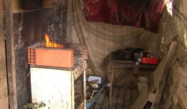 Casa onde Marinete Monteiro vive com os dois netos, em Vila Velha. A família vive na linha da pobreza, segundo pesquisa do IBGE.. Foto: Reprodução/TV Vitória.