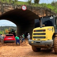 Colatina faz força-tarefa para limpar túnel invadido pela lama na chuva
