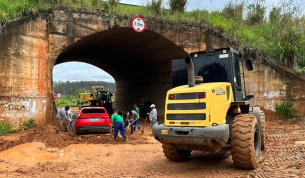 Colatina faz força-tarefa para limpar túnel invadido pela lama na chuva