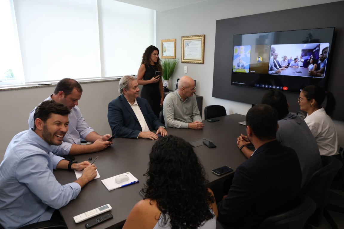 Coletiva de imprensa com Arnaldinho e Aécio Neves (foto: Vitor Carvalho)