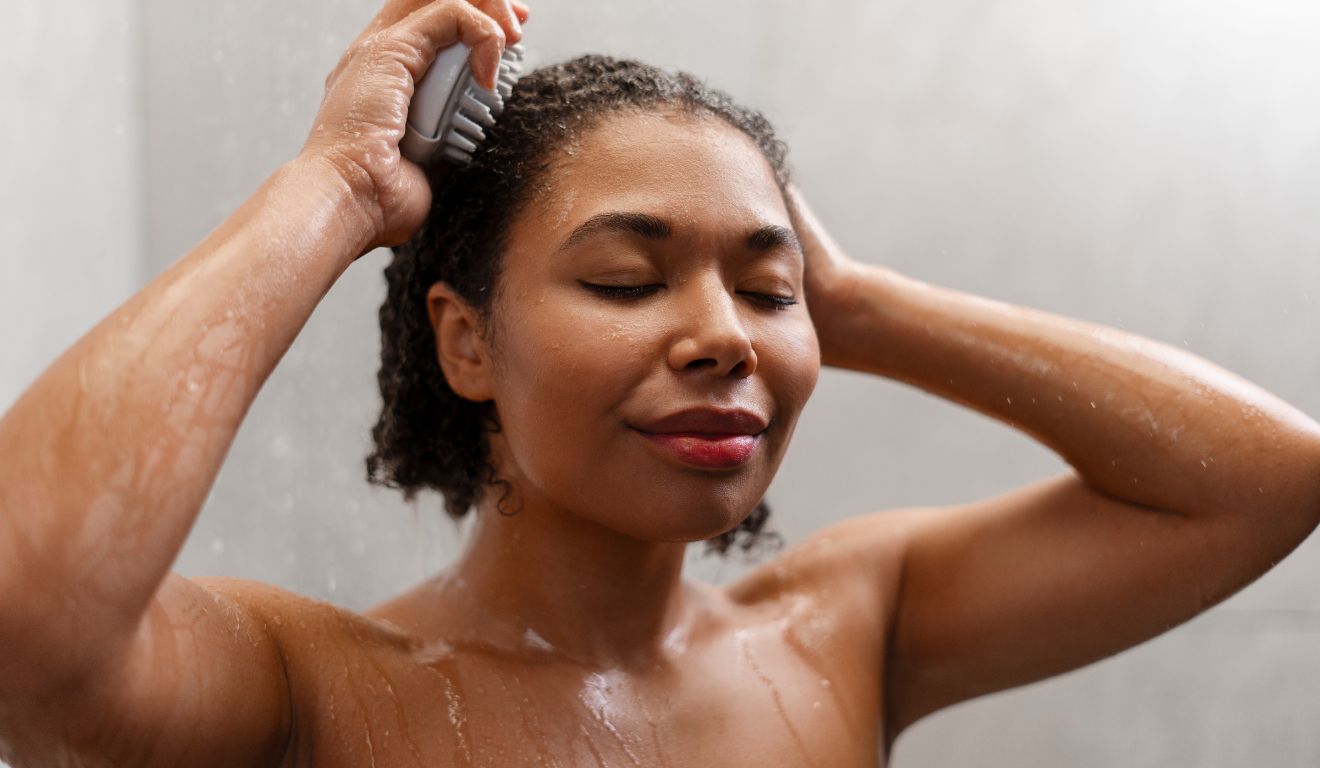 Como lavar cabelo cacheado