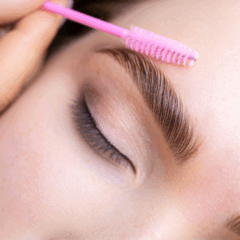 Vitamina A e vitamina C são reconhecidas por contribuir para o crescimento e a resistência dos fios das sobrancelhas