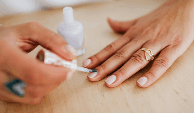 Óleo popular fortalece as unhas/Canva