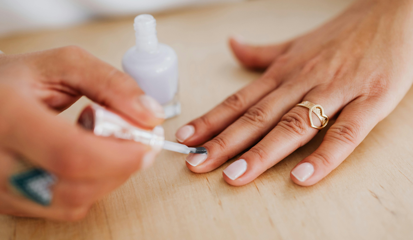 Óleo popular fortalece as unhas/Canva