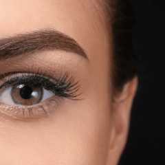 O óleo de rícino tem se tornado um aliado poderoso no cuidado das sobrancelhas, ajudando a estimular o crescimento e preencher falhas de forma natural e acessível/Canva