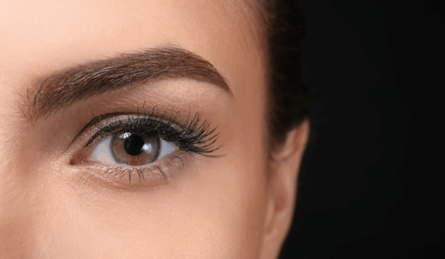 O óleo de rícino tem se tornado um aliado poderoso no cuidado das sobrancelhas, ajudando a estimular o crescimento e preencher falhas de forma natural e acessível/Canva