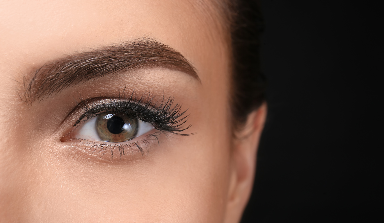 O óleo de rícino tem se tornado um aliado poderoso no cuidado das sobrancelhas, ajudando a estimular o crescimento e preencher falhas de forma natural e acessível/Canva