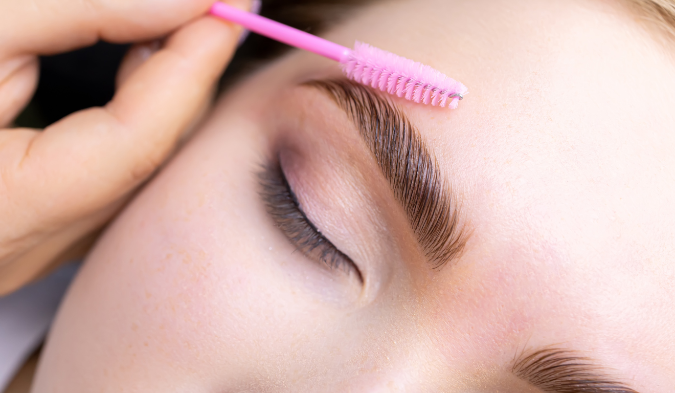 Vitamina A e vitamina C são reconhecidas por contribuir para o crescimento e a resistência dos fios das sobrancelhas Vitamina A e vitamina C são reconhecidas por contribuir para o crescimento e a resistência dos fios das sobrancelhas