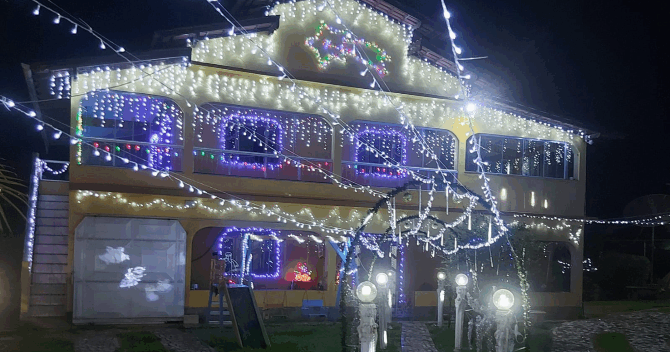 Brilho de Natal de Fundão: aposentado decora casa com 600 metros de pisca-pisca para visitação gratuita (Foto: Vavado Pratti/Arquivo pessoal) Brilho de Natal de Fundão: aposentado decora casa com 600 metros de pisca-pisca para visitação gratuita (Foto: Vavado Pratti/Arquivo pessoal)