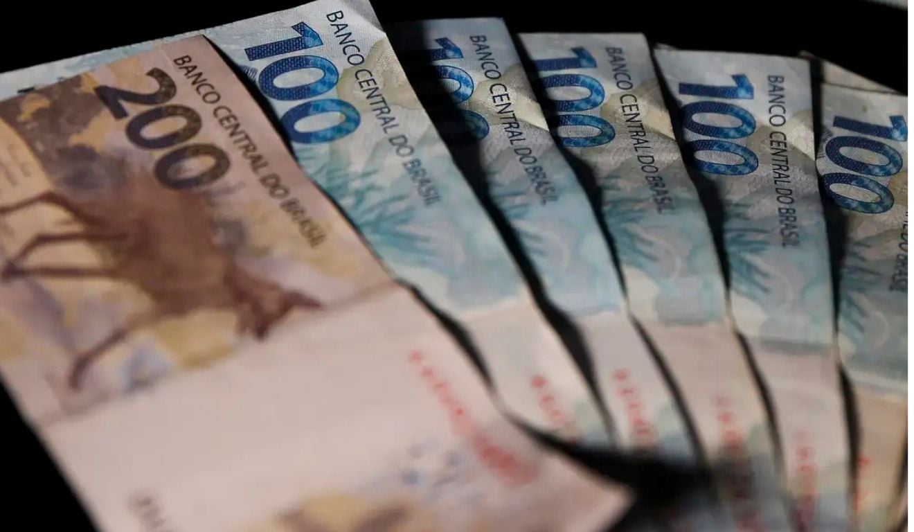 O real deve se valorizar um pouco frente ao dólar neste fim de ano. A moeda americana deve fechar 2025 a R$ 5,44. Foto: José Cruz/Agência Brasil O real deve se valorizar um pouco frente ao dólar neste fim de ano. A moeda americana deve fechar 2025 a R$ 5,44. Foto: José Cruz/Agência Brasil