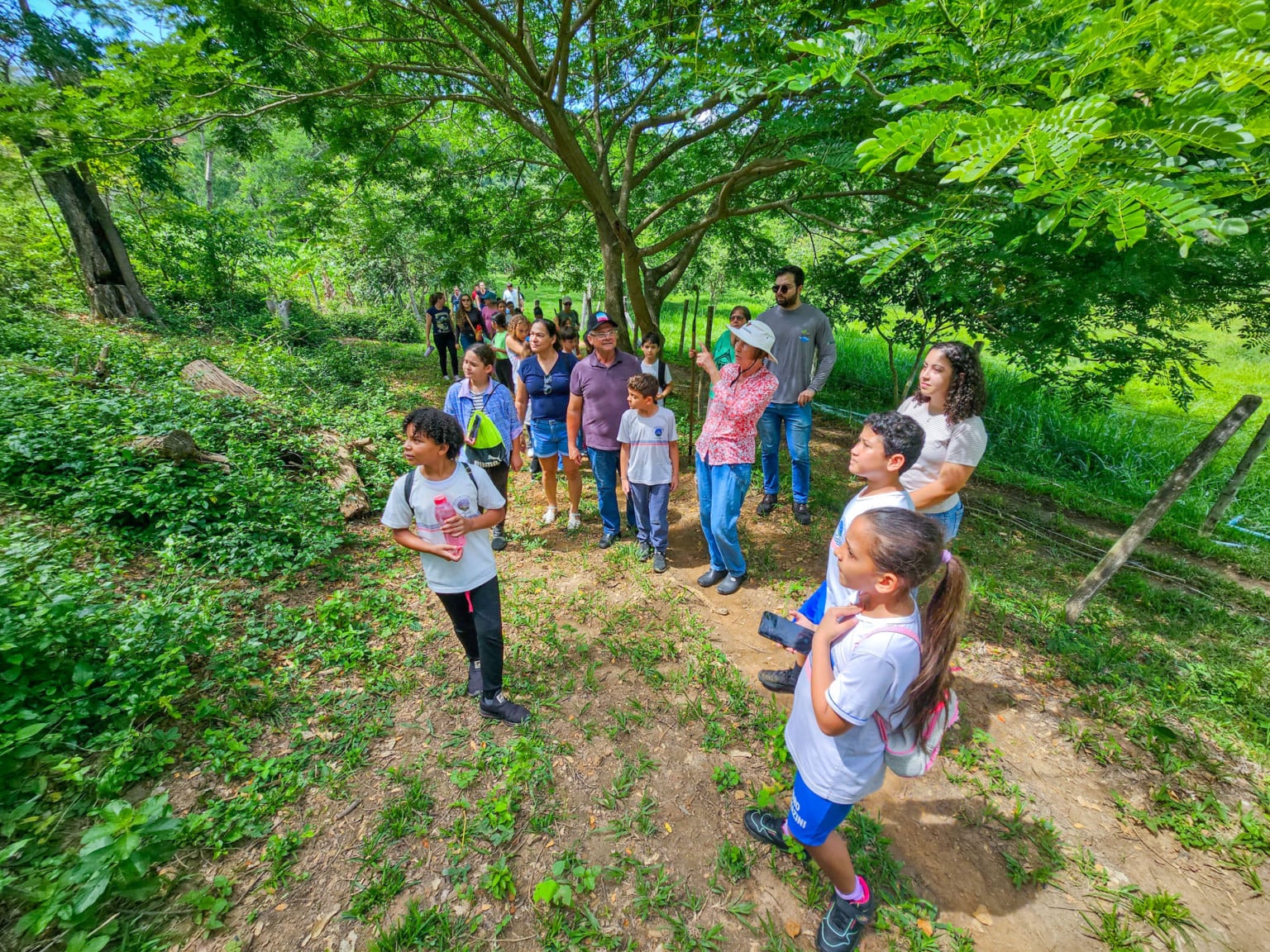Crian&ccedil;as do Clube de Observadores da Natureza Sabi&aacute; visitam a RPPN Guaribus, em Itagua&ccedil;u. Foto: Leonardo Mer&ccedil;on