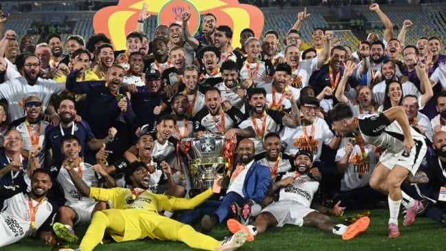 RIO DE JANEIRO (RJ), 21/12/2025 - ESPORTE / VASCO X CORINTHIANS - Jogadores corintianos erguem a taca e comemoram o titulo da competicao apos a vitoria na partida entre Vasco x Corinthians, pela Final da Copa Betano do Basil, realizada no estadio jornalista Mario Filho, o Maracana, neste domingo (21).