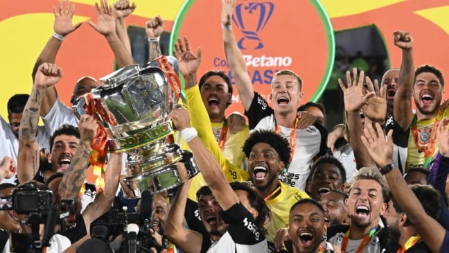 COPA DO BRASIL/VASCO X CORINTHIANS/FINAL - ESPORTES Jogadores do Corinthians comemoram o título da Copa do Brasil 2025 após a vitória por 2 a 1 diante do Vasco na final, realizada no Estádio do Maracanã, no Rio de Janeiro, neste domingo, 21.